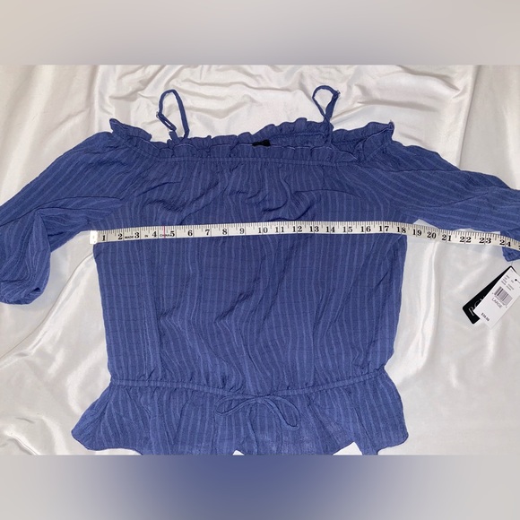 Off the Shoulder in a pretty blue color and tie waist - Size Large - NWT / BCX - Picture 6 of 9